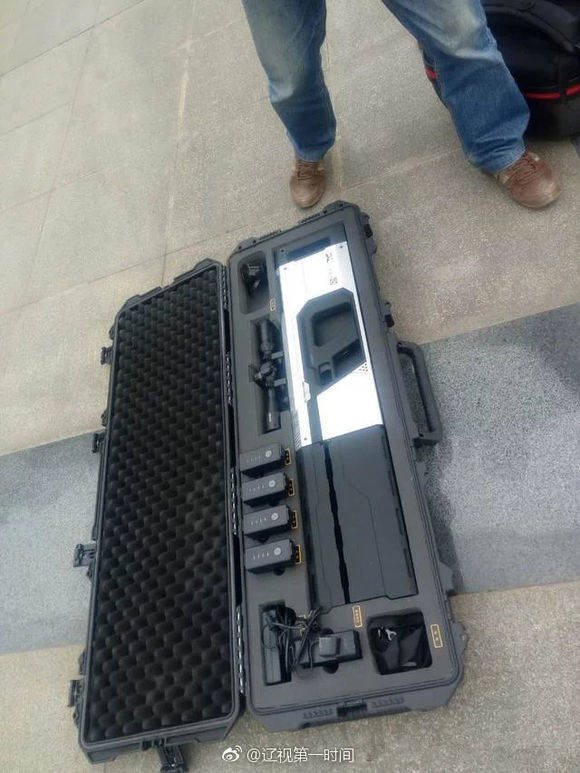 湖北武汉警方装备国产电磁步枪 反制无人机非法闯入