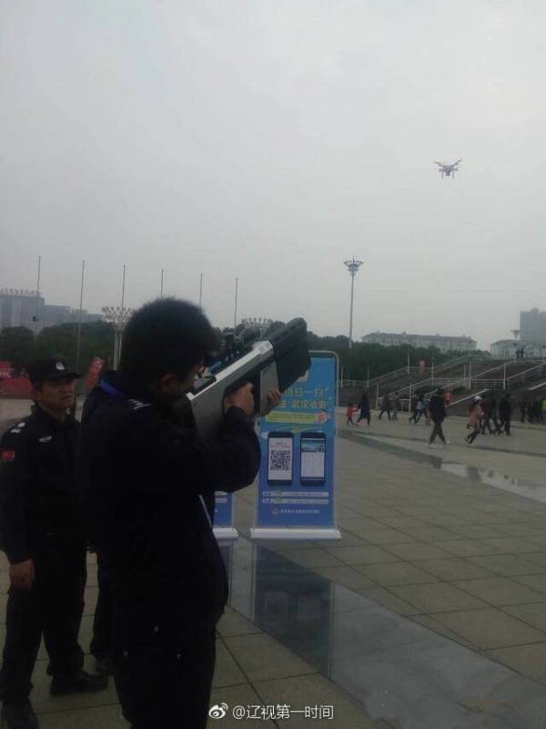 湖北武汉警方装备国产电磁步枪 反制无人机非法闯入