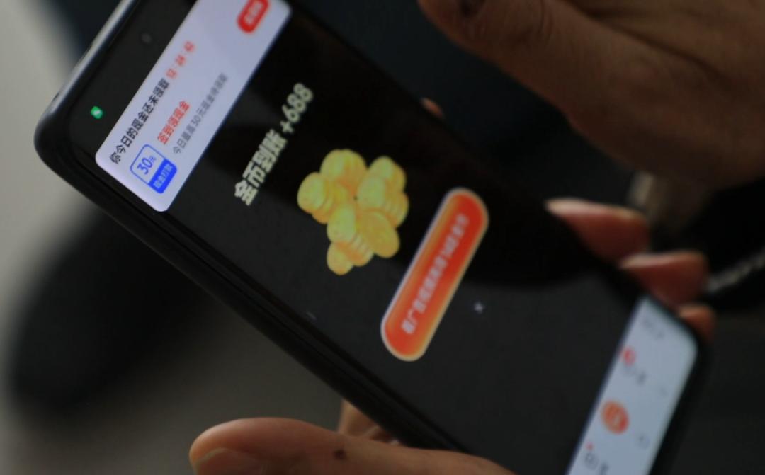 看个广告就被“一键投保”？69岁阿姨亲历银行卡“秒扣”惊魂