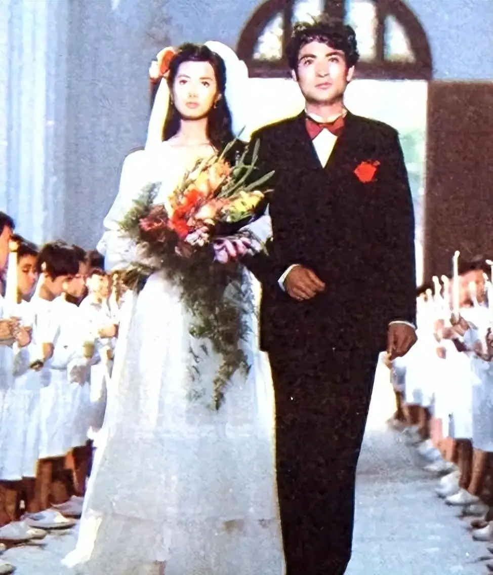她20岁走红全国，25岁为爱退圈出国，生子离婚后回国事业尽毁