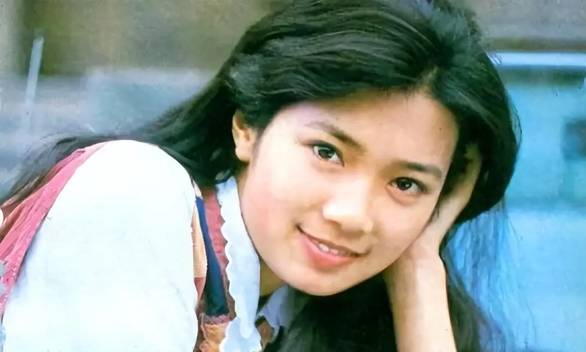 她20岁走红全国，25岁为爱退圈出国，生子离婚后回国事业尽毁