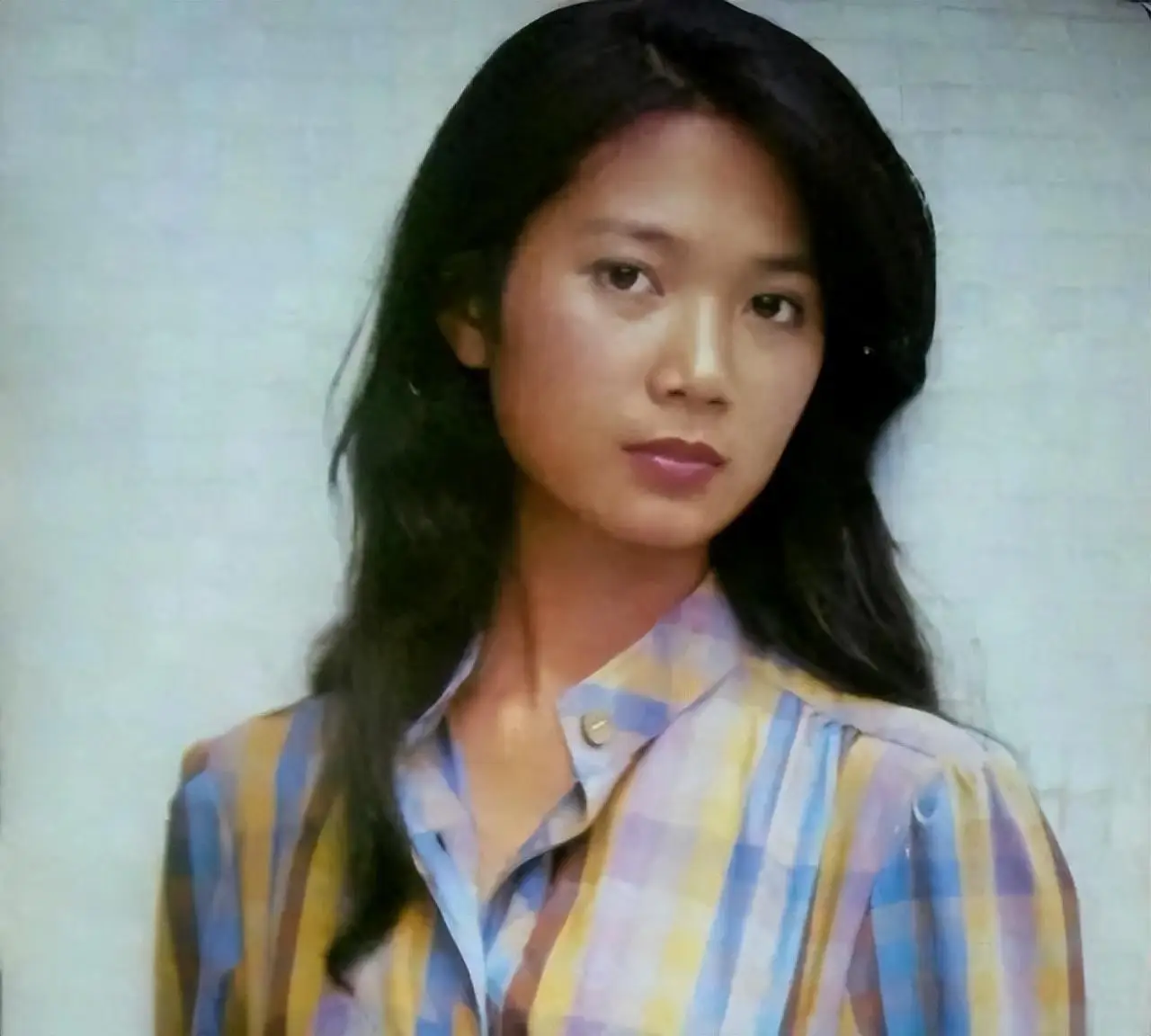 她20岁走红全国，25岁为爱退圈出国，生子离婚后回国事业尽毁