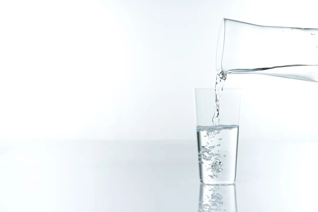 吃饭时能不能喝水？隔夜水会致癌？真相来了