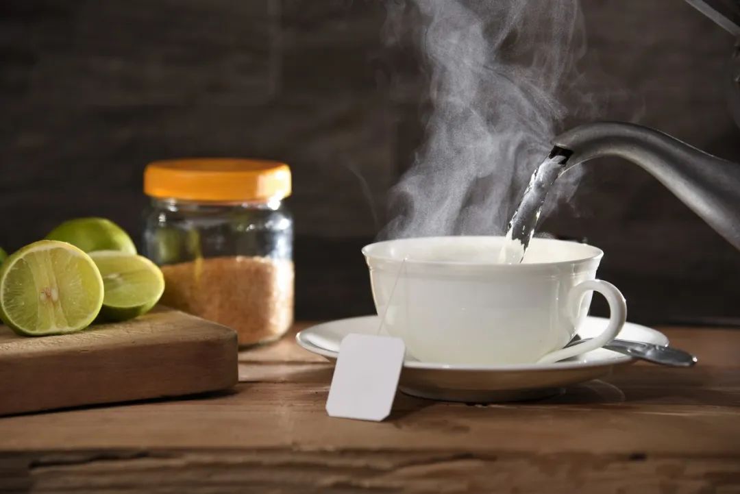 吃饭时能不能喝水？隔夜水会致癌？真相来了